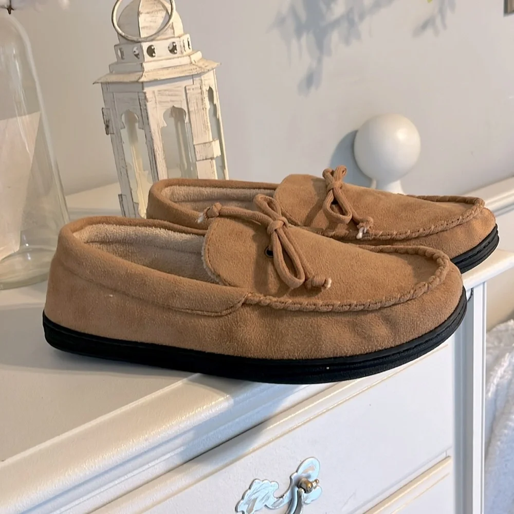 Isotoner Memory Foam Slippers Buckskin New